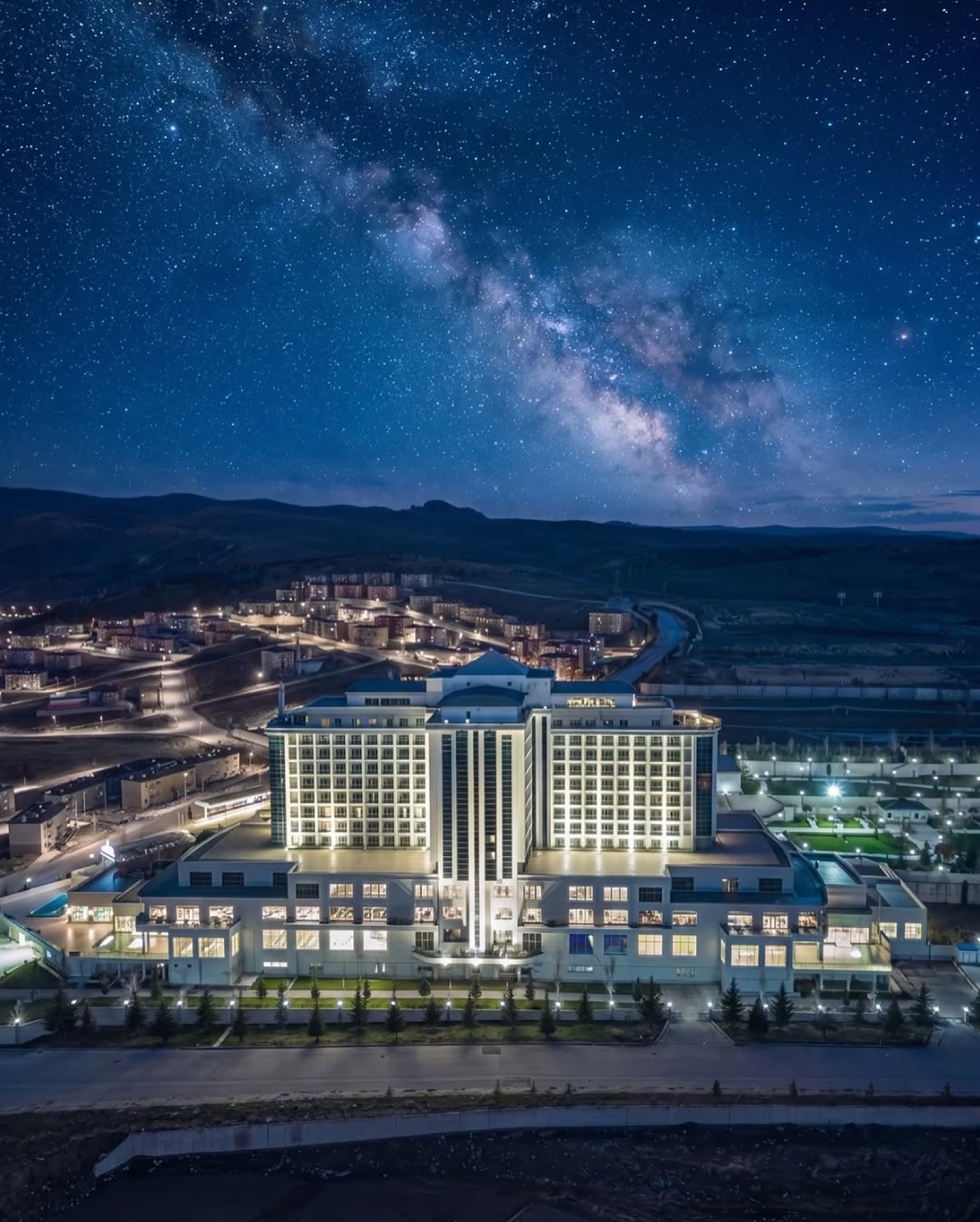 Zamanın Ötesinde✨
Termalin eşsiz huzuru, modern mimarinin zarafeti ve ayrıcalıkl